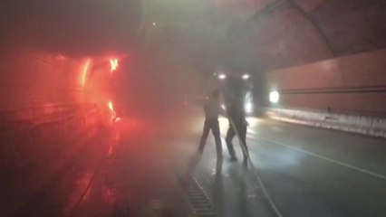 문상가던 소방관들, 터널 안 차량 화재 진압 / YTN