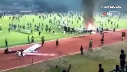 Derbi sonrası saha savaş alanına döndü