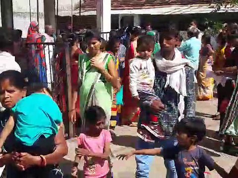 भाई दूज पर महिलाएँ जेल में बंद अपने भाइयों को तिलक करने पहुँची