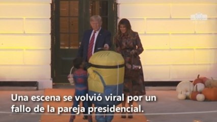El presidente Donald Trump reparte dulces en la Casa Blanca