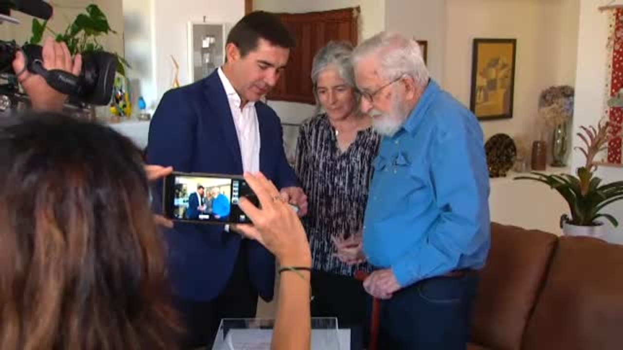 Carlos Torres Vila entrega el Premio Fundación BBVA Fronteras del Conocimiento a Noam Chomsky en Arizona