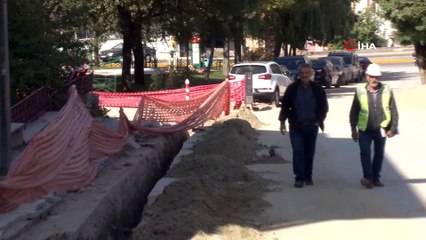 Görenler görmeyenlere engel oluyor...Engelli vatandaşın evinin önüne kazılan çukurlarla imtihanı