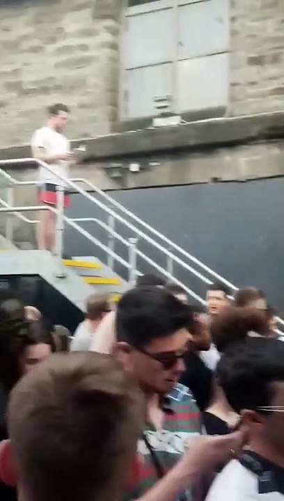 Un peu de lecture en rave party