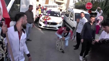 Damada görüşmemiş eziyet...1,5 tonluk gelin arabasını halatla çekti