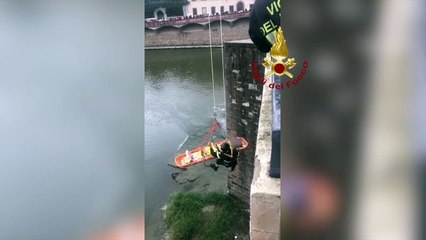 Firenze - Una ragazza cade sul greto del fiume Arno (29.10.19)