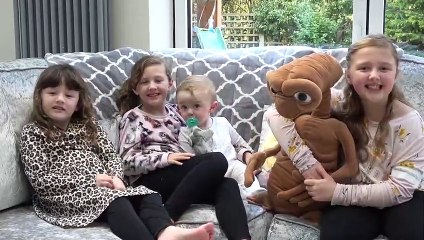 Sophia Isabella e Alice Brincando com Brinquedo do Filme E.T. O Extraterrestre