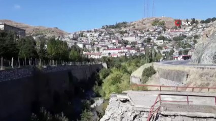 Heyelan riski bulunan ilçedeki tarihi köprü çöktü