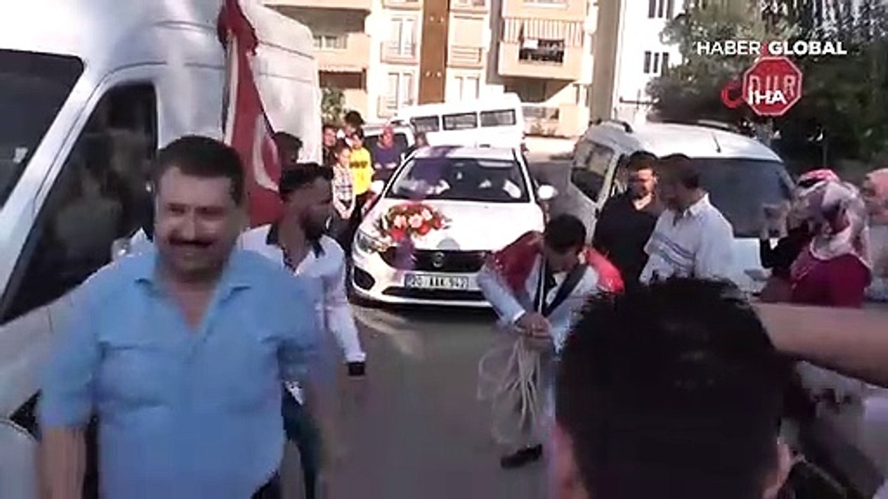 Damat 1,5 tonluk gelin arabasını halatla çekti, görenler şaştı kaldı