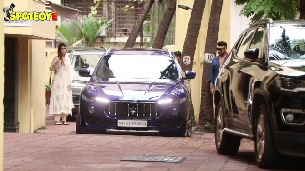 Spotted Arjun Kapoor & Kriti Sanon at Ashutosh Gowarikers house