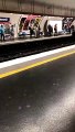 Paris metrosunda rayların üzerinde koşan adam