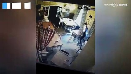 Un fantome filmé en train de suivre une serveuse dans un pub