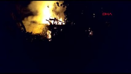 Yanan evlerinin enkazında para ve altın aradılar