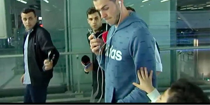 El feo desplante de Bale a un niño en Barajas por el que le llueven las críticas