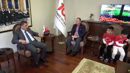 Cumhurbaşkanı Erdoğan'ı ziyaret eden öğrenciler Vali Kaymak’ın makamında