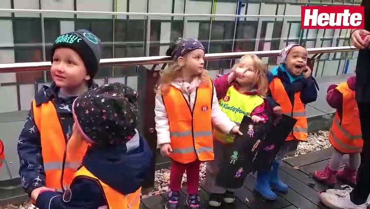 Superhelden fliegen beim Krankenhaus Nord ein