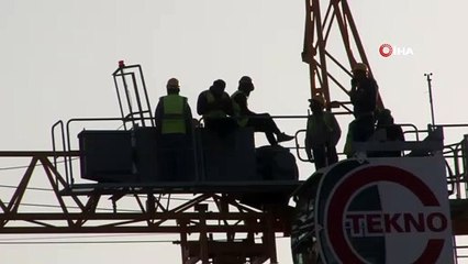 İzmir’de vince çıkan işçilerin eylemi devam ediyor