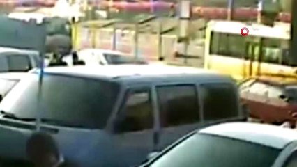 Servis şeridinden hızla giden otobüsün öğrenciye çarpma anı kamerada