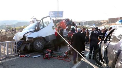 Sepetli vinç köprüde askıda kaldı: 2 kişi yaralandı