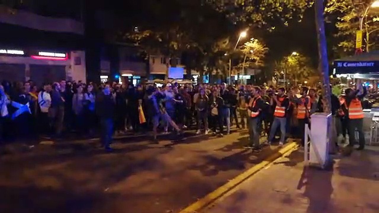 Los CDR lanzan castañas frente a la sede del PP