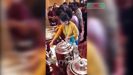 EMAK EMAK BERANTEM REBUTAN AYAM GORENG SAAT KONDANGAN