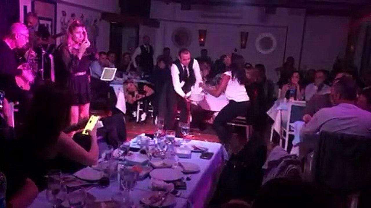 Ελληνίδα δημοσιογράφος πήγε στην Τουρκία και τα «έσπασε» σε ελληνική ταβέρνα (