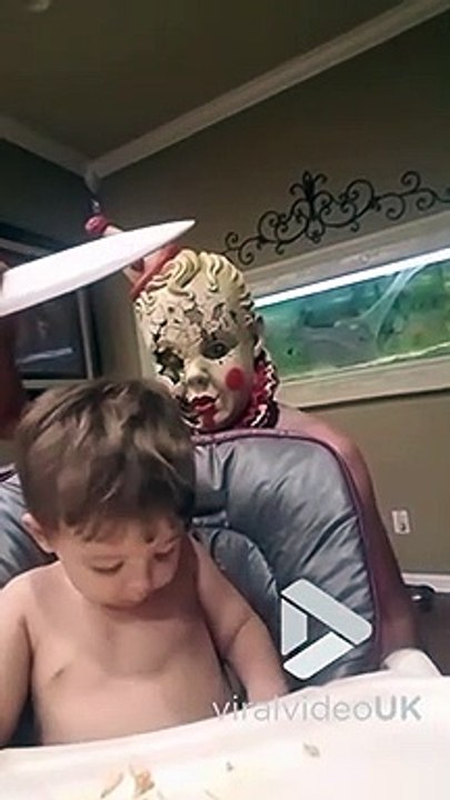Ce bébé n'a pas peur des clowns horribles !