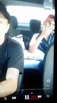 Ces jeunes voyous font les beaux dans leur voiture mais la police n'est pas loin