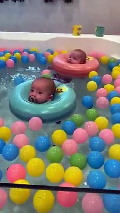 Baignade de bébés, leur bouée compresse leurs têtes !