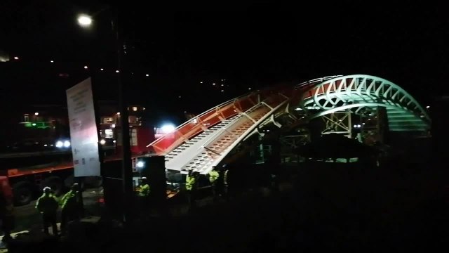 Pose d'une passerelle piétonne à Thuin