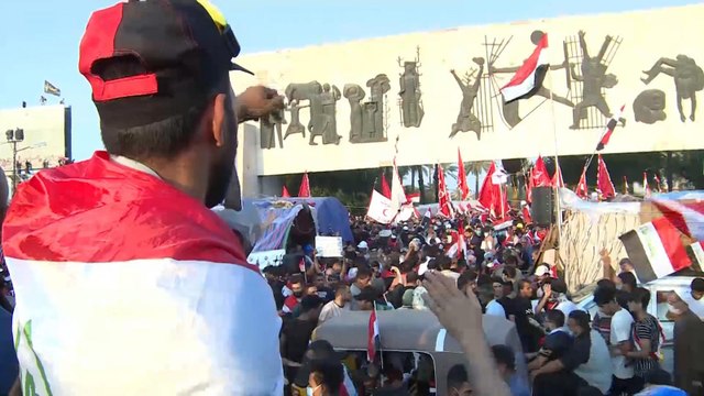 استمرار الاحتجاجات بالعراق والصدر يدعو لنزع الثقة من الحكومة