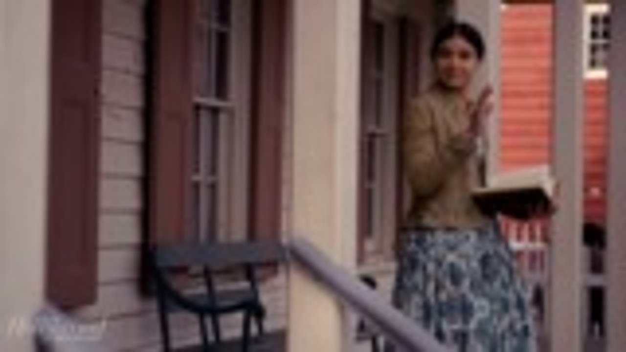 Here's What the Critics Are Saying About Apple's 'Dickinson' | THR News