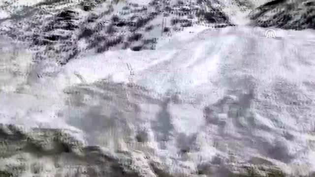 Çatak-Pervari kara yoluna çığ düştü