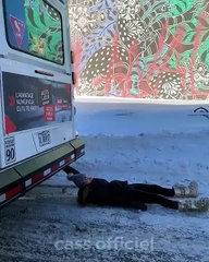 La championne du jour!  Surfer derrière un autobus de la Société de transport de Montréal (STM)...