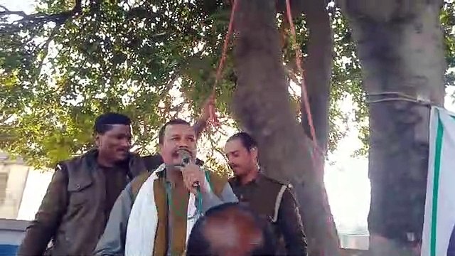 शाहजहांपुर -गुस्साए किसान यूनियन के लोगों ने ब्लॉक के अधिकारियों और कर्मचारियों को किया बंद