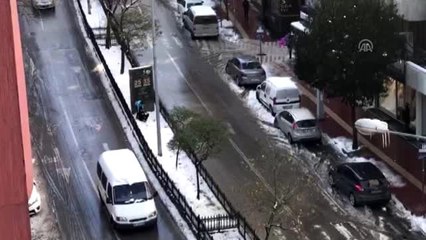 Çocukların "refüjde" kar keyfi