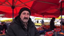 Çorum'da pazarcılar soğuk havada soba kurup satış yapıyor