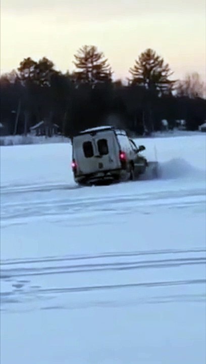 4x4 sur le lac gelé : il passe à travers la glace !