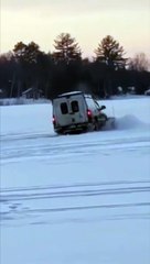 4x4 sur le lac gelé : il passe à travers la glace !