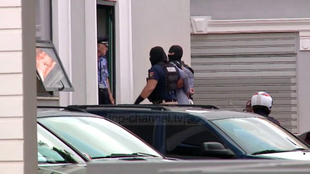 Arrestohet me armë Vladimir Gjuta/ Ndalohet pranë selisë së PS nga truproja e kryeministrit Rama