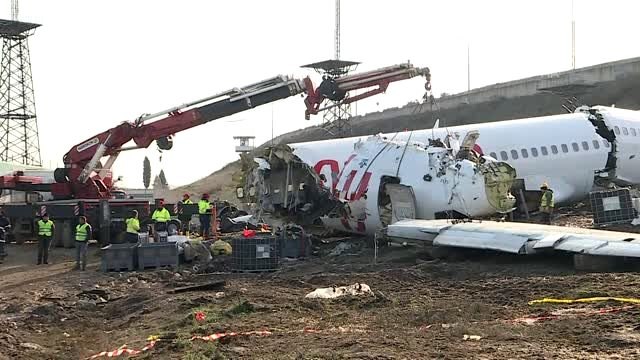 Pistten çıkan uçağın enkazını kaldırma çalışmaları sürüyor