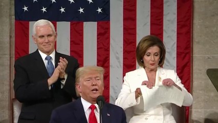 ترامب يرفض مصافحة بيلوسي فترد بتمزيق نسخة من خطابه