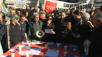 Tải video: Los agricultores madrileños afean a la ultraderecha que intente ganar protagonismo acudiendo a su protesta