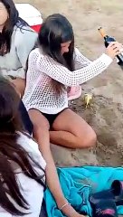 Jovem mostra como abre garrafa sem saca-rolhas e torna-se viral