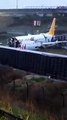 Turquie: Un avion sort de piste et se brise en deux après son atterrissage à Istanbul