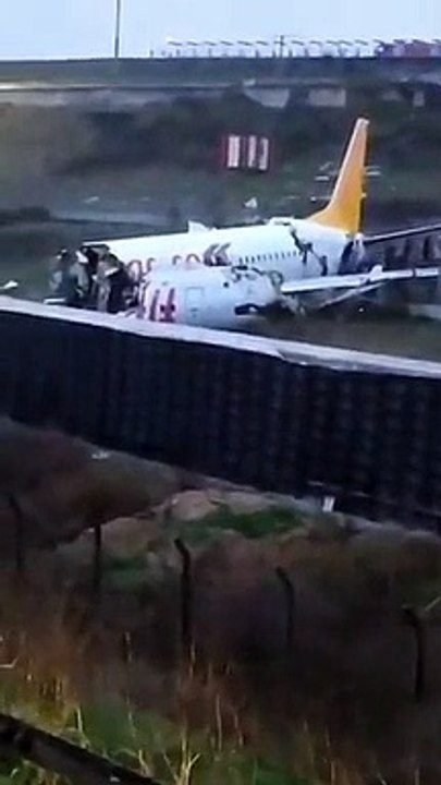 Turquie: Un avion sort de piste et se brise en deux après son atterrissage à Istanbul