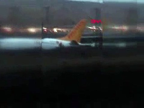 İstanbul'a iniş yapan uçak parçalandı! Havalimanı uçuşlara kapatıldı