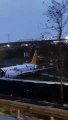 177 kişiyi taşıyan Pegasus Havayolları'na ait yolcu uçağı iniş esnasında parçalandı