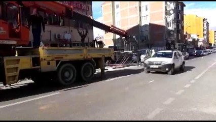 Rüzgar, 6 katlı binanın duvarındaki reklam tabelasını söktü