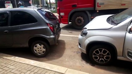 Colisão traseira é registrada na Rua Paraná, no centro