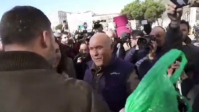 Santiago Abascal desmonta el bulo de los medios progres de que había sido expulsado por clamor popular de la manifestación de los agricultores